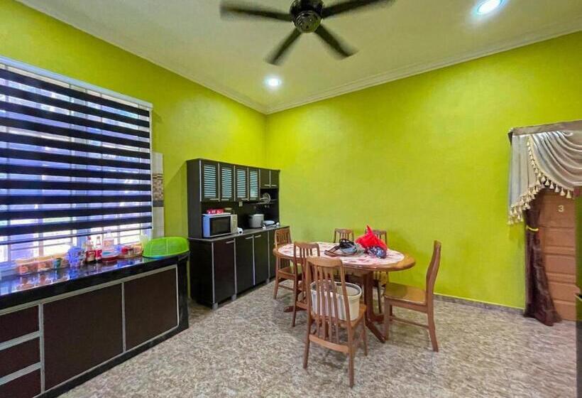 3 Bedroom Suite, Airport Kota Bharu Roomstay & Riverside Homestay