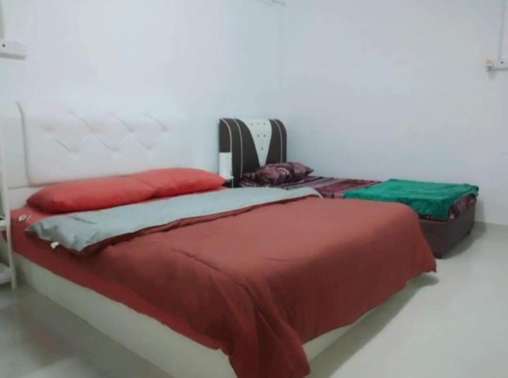 اتاق ساده سه‌ نفره, Airport Kota Bharu Roomstay & Riverside Homestay