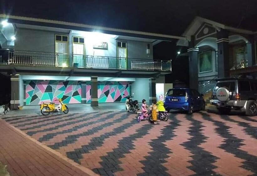 اتاق استاندارد سه تخته با بالکن, Airport Kota Bharu Roomstay & Riverside Homestay