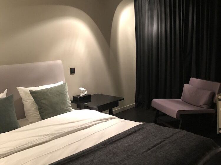 جناح مزود بتراس, Museum Suites