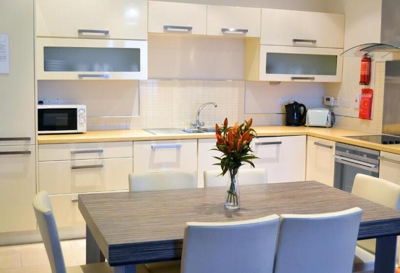 Апартаменты 3 Спальни, Carrick Plaza Suites And Apartments