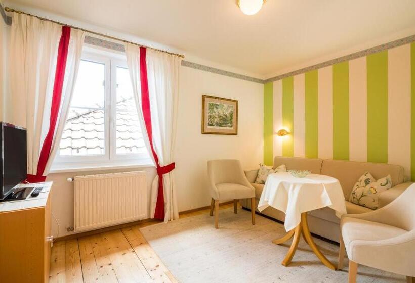 سوییت با چشمانداز باغ, Villa Konstanze