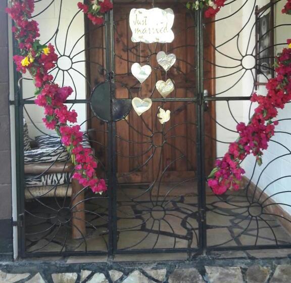 اتاق استاندارد سه نفره, African Dream Cottages   Diani Beach
