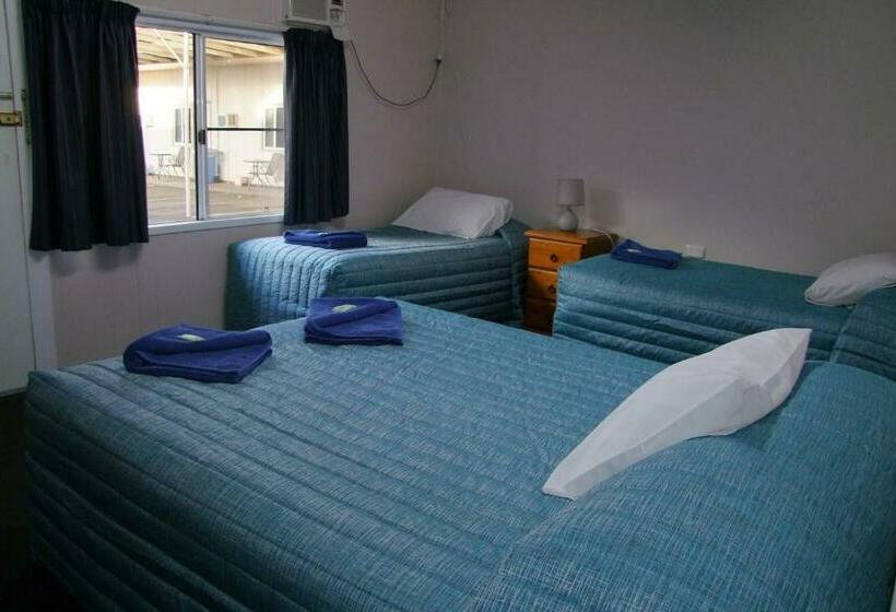 패밀리 룸, Acacia Motel