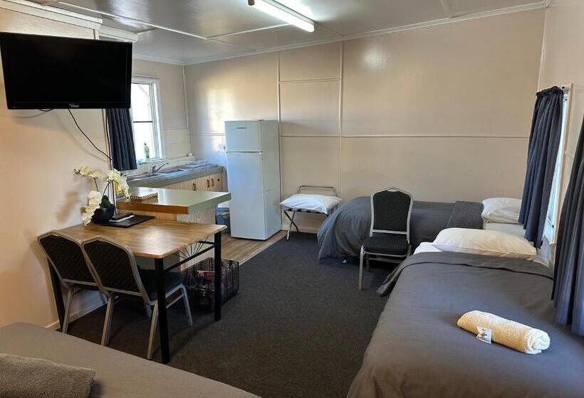 패밀리 룸, Acacia Motel
