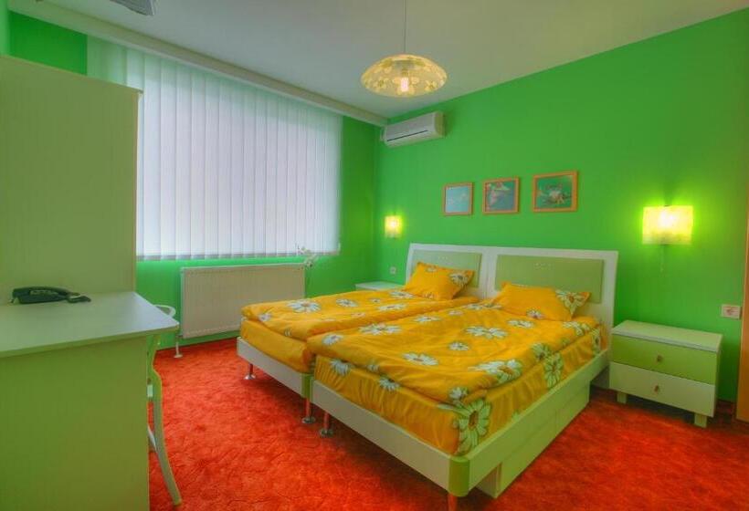 اتاق استاندارد سه نفره, Family Hotel Mania