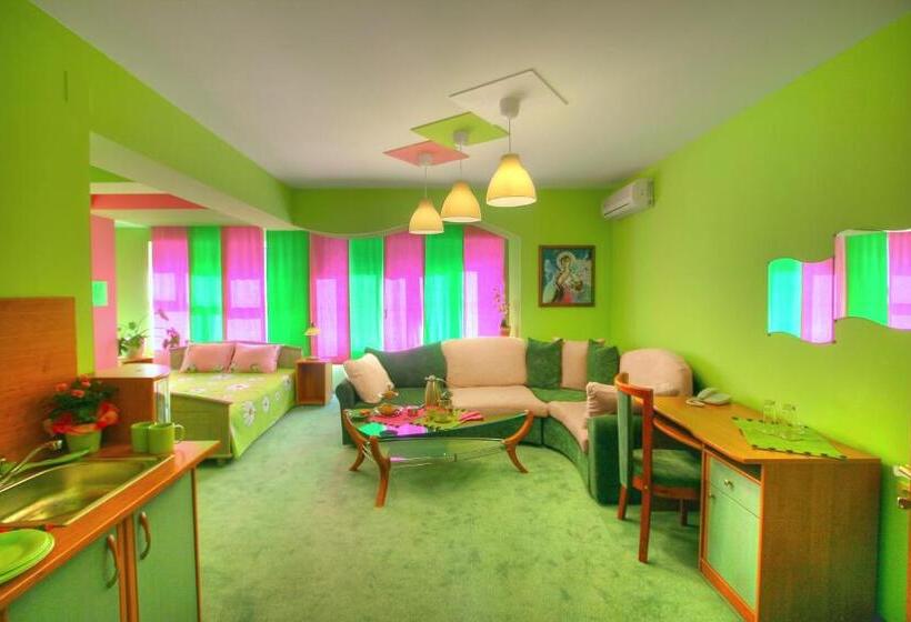 استودیوی استاندارد, Family Hotel Mania