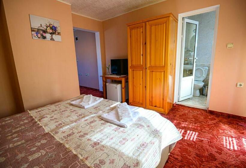 استودیو خانوادگی, Family Hotel Chichin