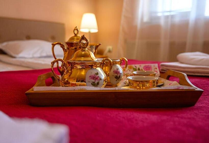 استودیو خانوادگی, Family Hotel Chichin