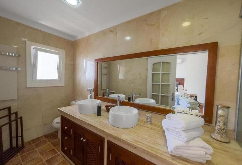 غرفة قياسية مطلّة علي البحر مزوَّدة بشُرفة, Villa Dama By Airnest