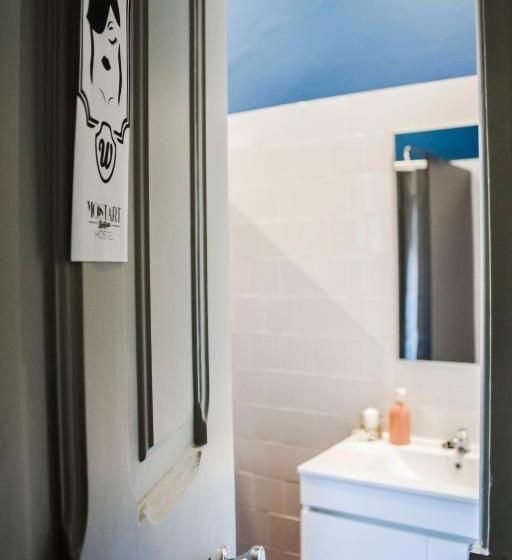 اتاق استاندارد سه تخته با سرویس بهداشتی مشترک, Most Art Boutique Hostel