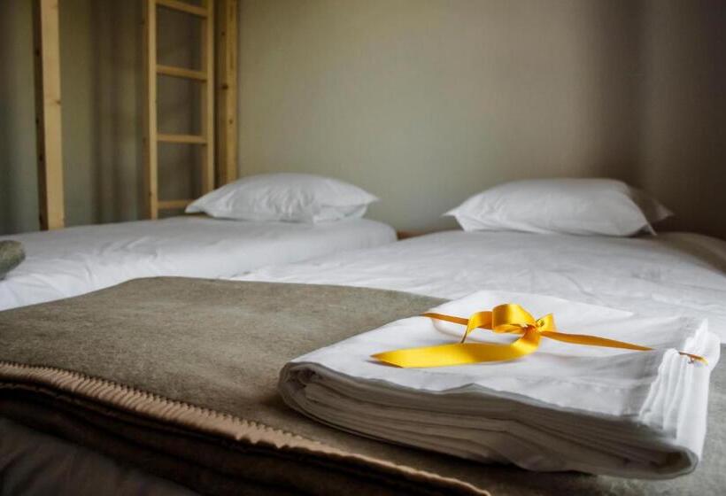 اتاق سه‌نفرۀ استاندارد با سرویس بهداشتی بیرون از اتاق, Most Art Boutique Hostel