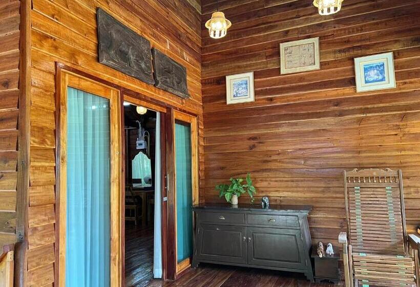 キングサイズベッドのスタンダードルーム, บ้านสวนแก้วคำแพง Baan Suan Kaew Khampaeng