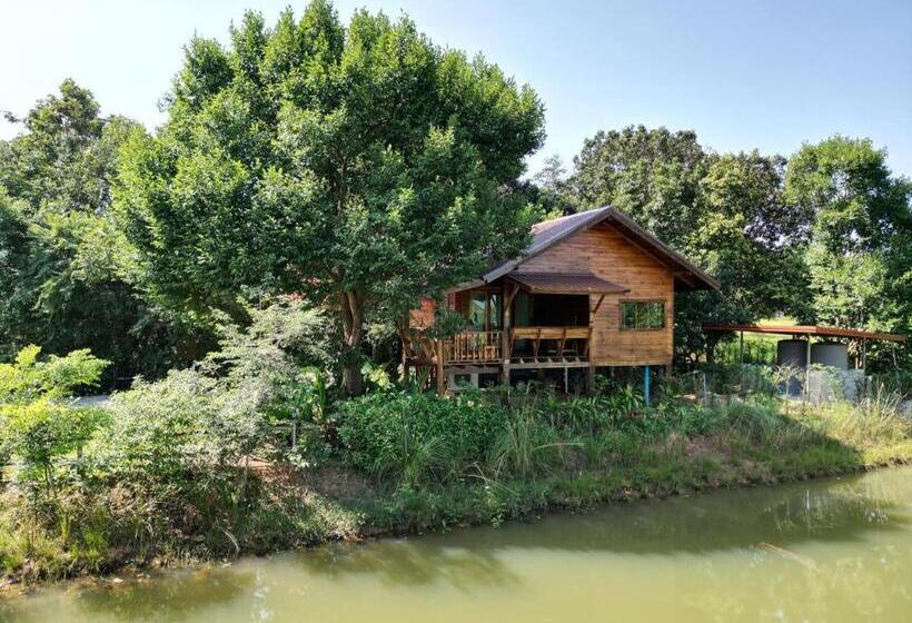 キングサイズベッドのスタンダードルーム, บ้านสวนแก้วคำแพง Baan Suan Kaew Khampaeng