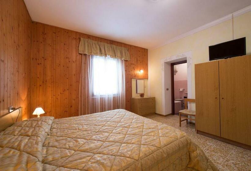Номер Стандарт Трехместный, La Villa