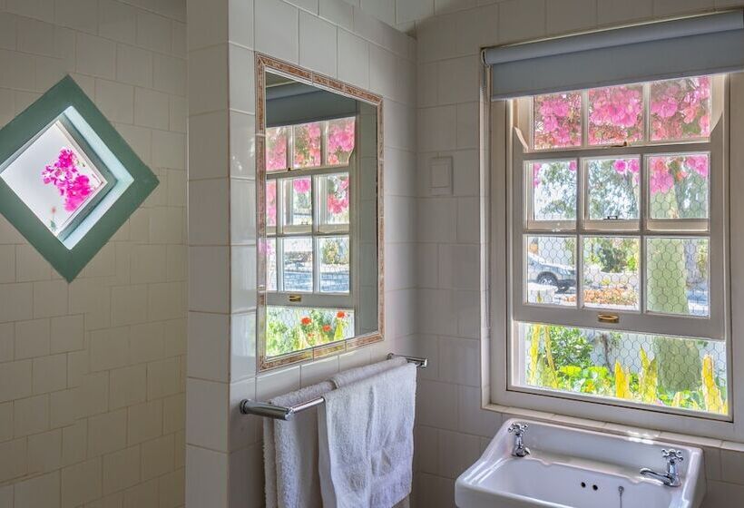 Семейный Номер, 81 On Church Guest House