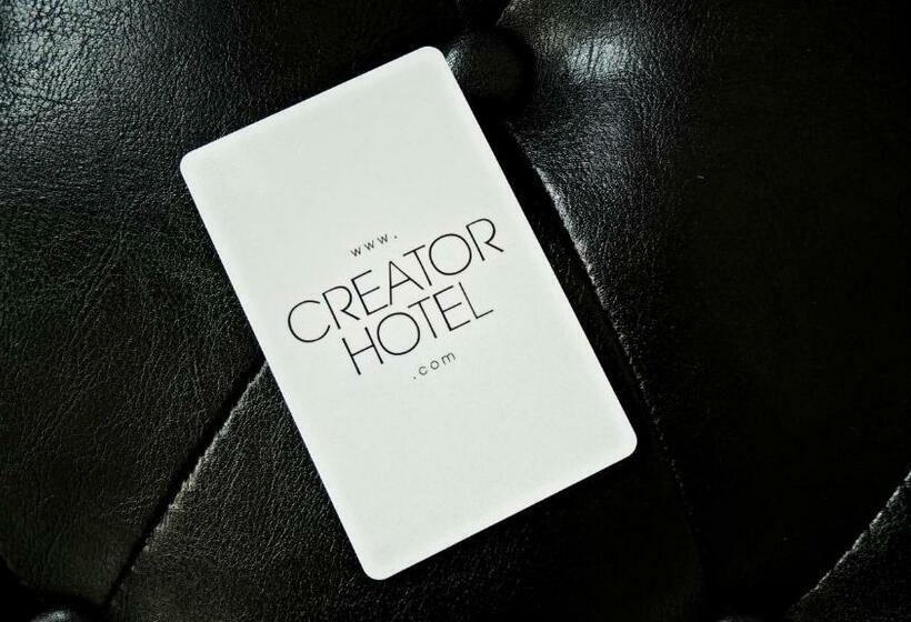 غرفة دوبلكس, Creator