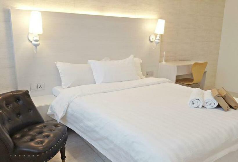 غرفة ديلوكس, Creator