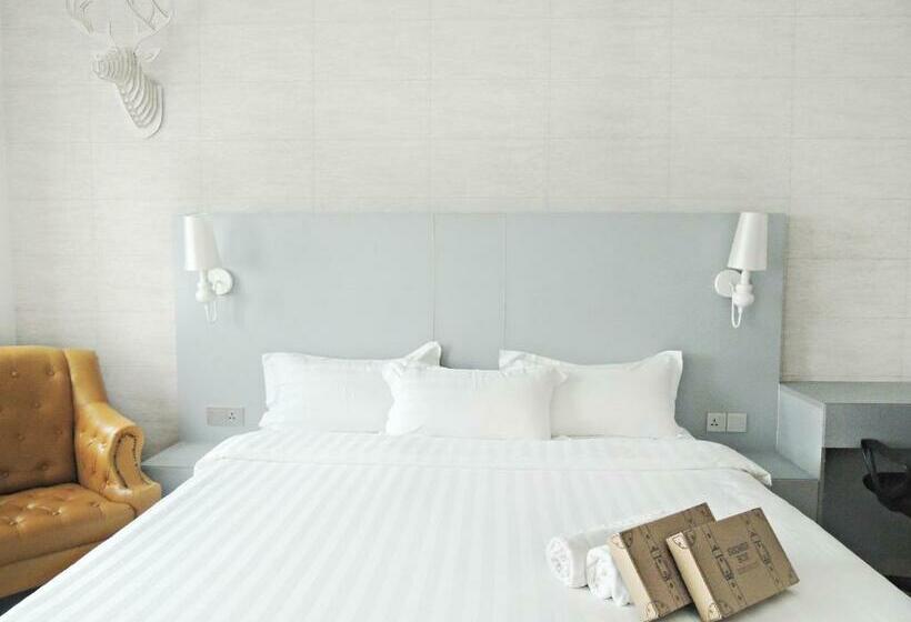 غرفة بريميوم, Creator