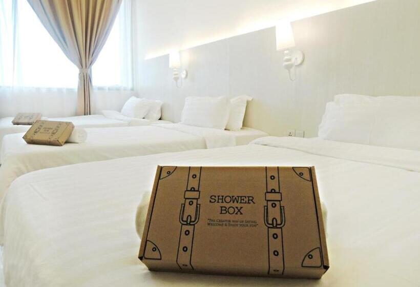 غرفة قياسية ثلاثية, Creator