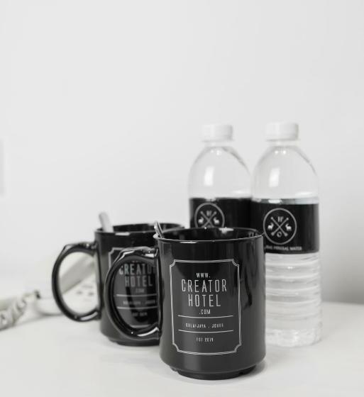 جناح عائلي, Creator