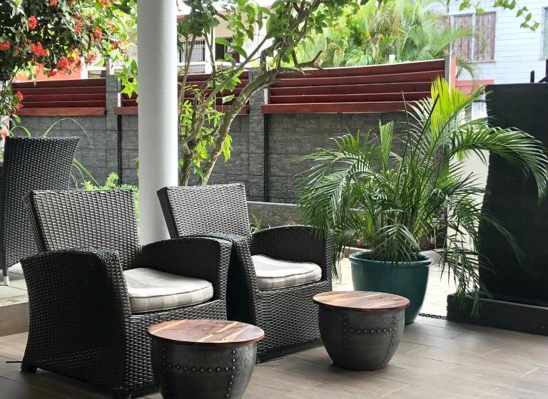 اتاق راحتی سه تخته, Villa Famiri Boutique