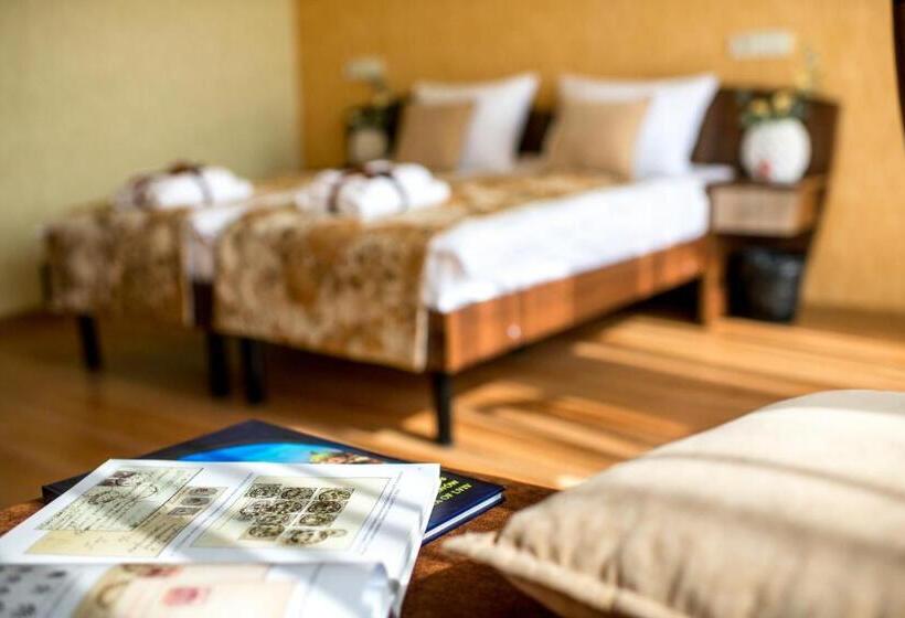 Economy Triple Room, &spa Pysanka, готель писанка, 3 сауни та джакузі   індивідуальний відпочинок у спа