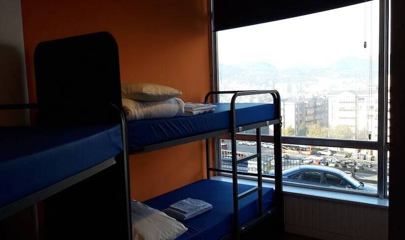 מיטה בחדר מעונות עם מקלחת משותפת, All Iron Hostel