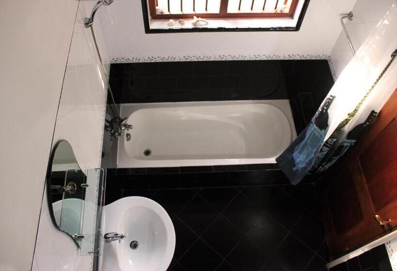 豪华房间, Hostel First