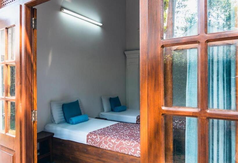 Habitació Estàndard Bany Compartit, Hostel First