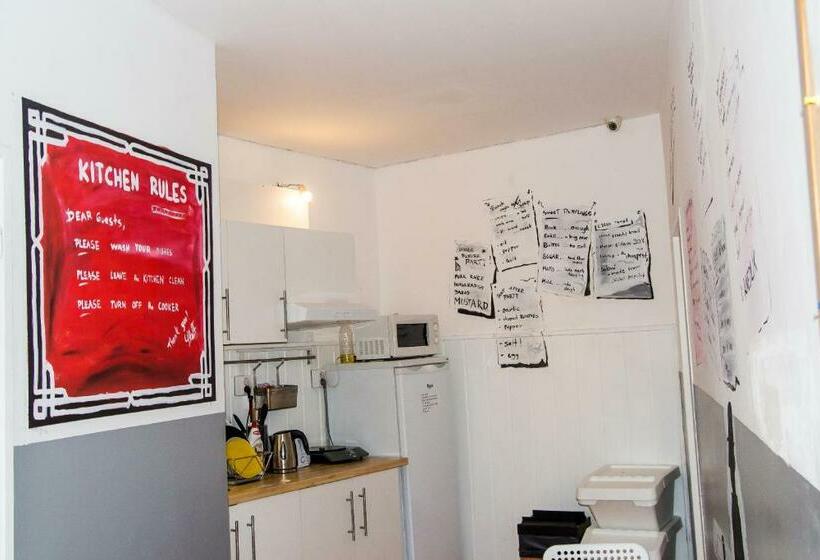 Quarto Quadruplo Estandar Banheiro Compartilhado, Hostel Franz Kafka