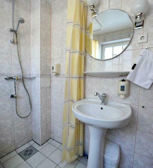 اتاق استاندارد سه تخته با بالکن, Villa Johanna Guesthouse