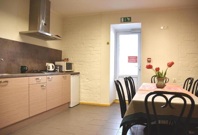 اتاق استاندارد چهارنفره با سرویس بهداشتی مشترک, Saare Automatic Hostel