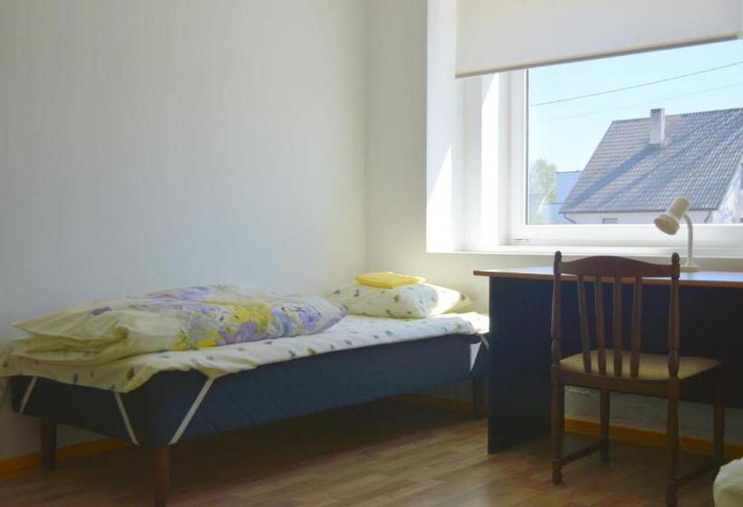 اتاق استاندارد چهارنفره با سرویس بهداشتی مشترک, Saare Automatic Hostel