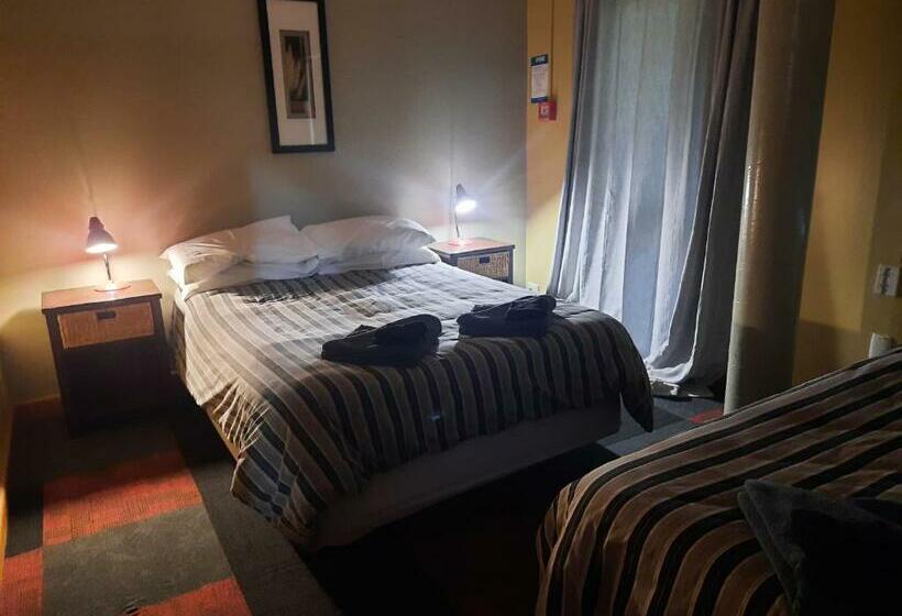 חדר אקונומי לשלושה, Mountain House