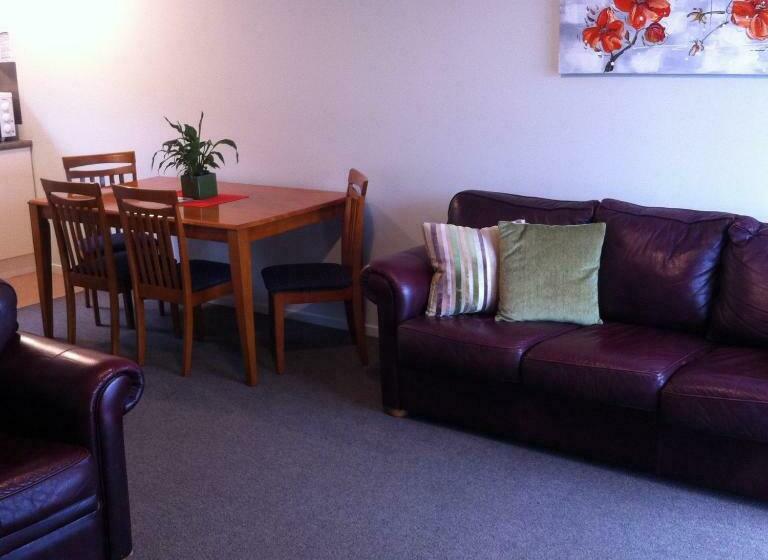 اتاق خانوادگی, Darfield Motel