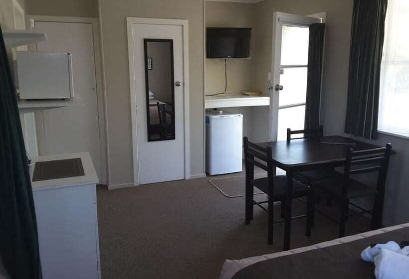 סטודיו משפחתי, Palm Motel Waihi