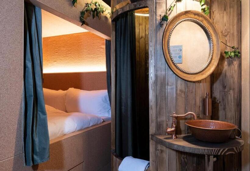 Номер Стандарт, Peanut Medieval Lodge