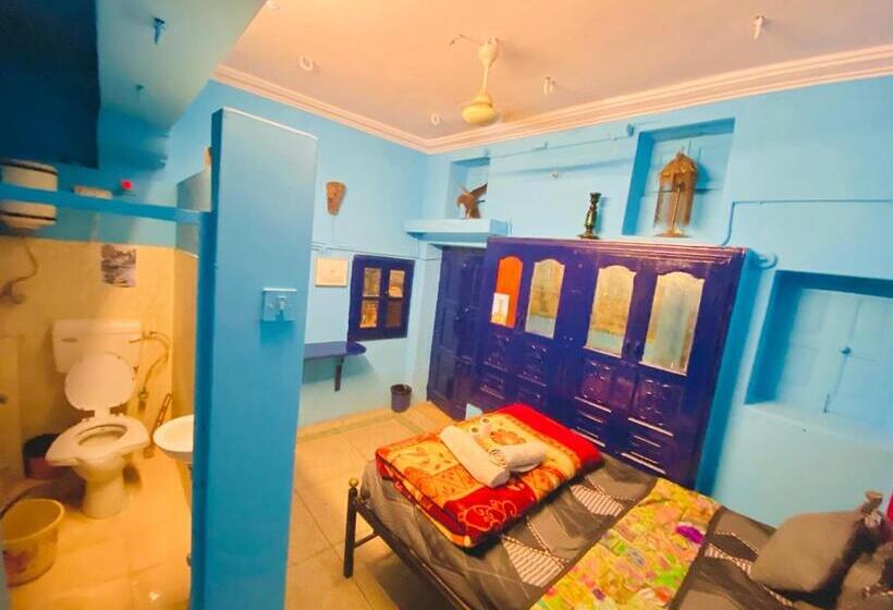 豪华房间, Bob Hostel