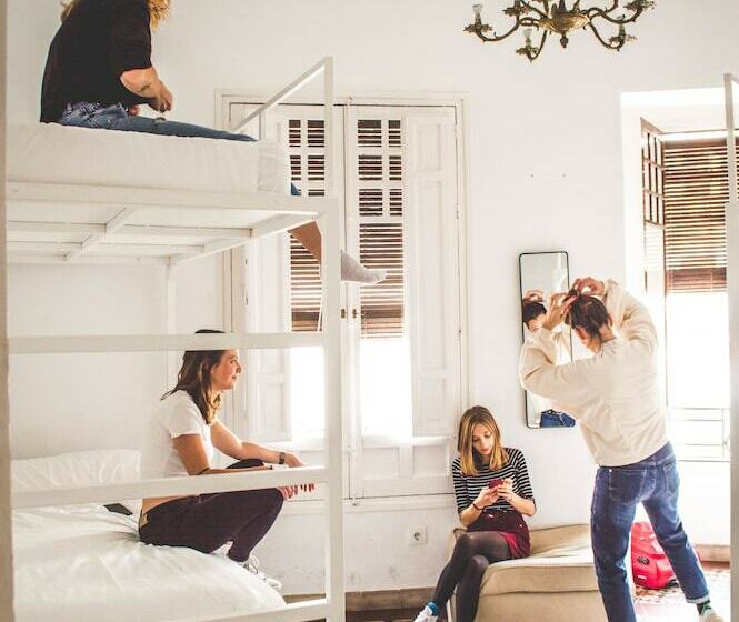 Bed in Shared Room with Shared Bathroom, Cordoba Bed And Be   Hostel