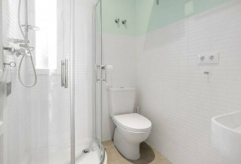 Bed in Shared Room with Shared Bathroom, Cordoba Bed And Be   Hostel