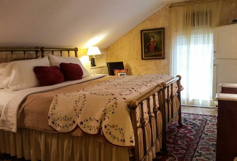 Номер Deluxe Кровать Кинг, The White House Inn