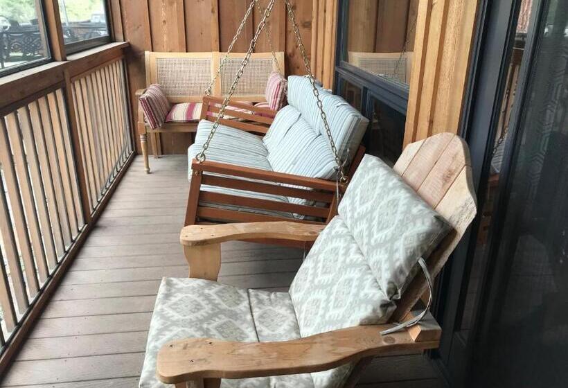 강 전망 스위트, Twisp River Suites