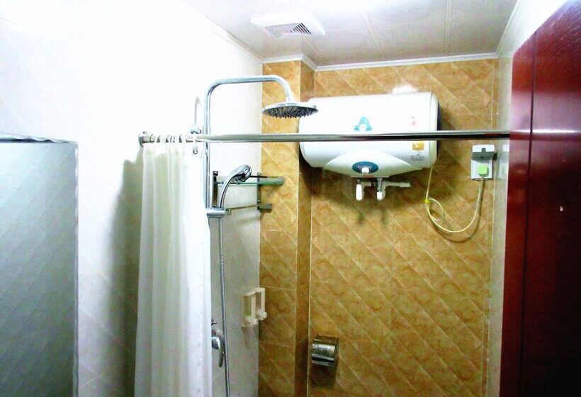 Номер Стандарт Трехместный, 25 Four Seasons Youth Hostel