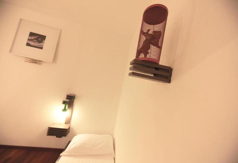 اتاق استاندارد سه تخته با سرویس بهداشتی مشترک, Dopa Hostel