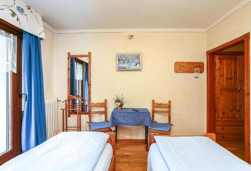 Номер Стандарт с Балконом, Albergo Adele