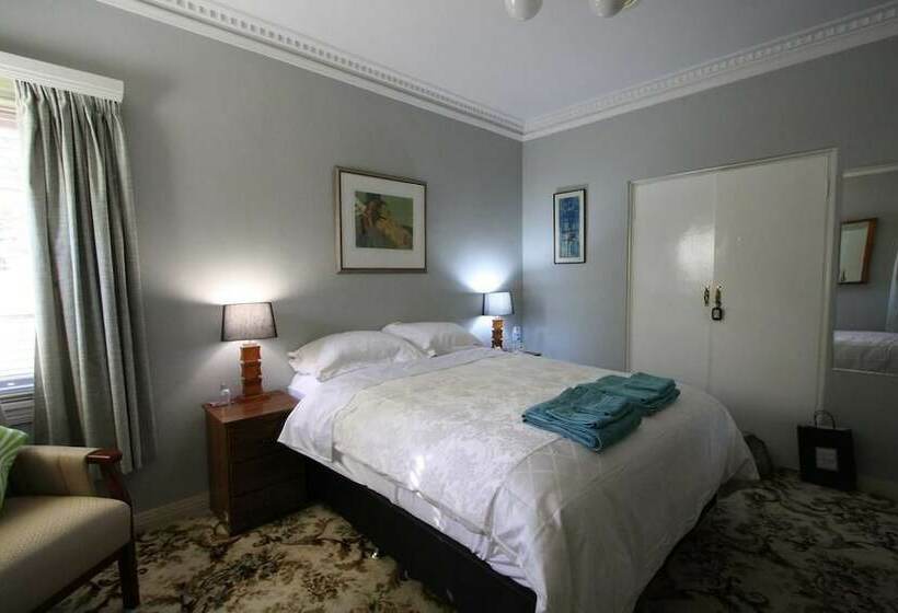 اتاق خانوادگی, The Evergreen B&b