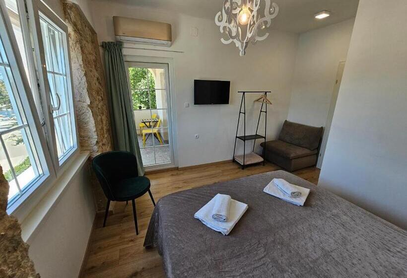 اتاق لوکس با بالکن و چشم‌انداز دریا, Villa Gaj