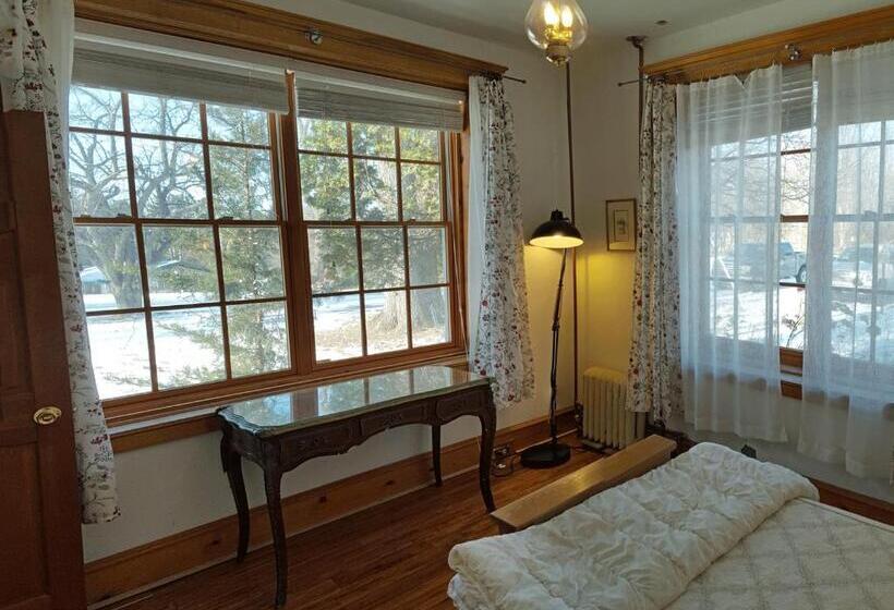 غرفة ديلوكس, The Outing Lodge