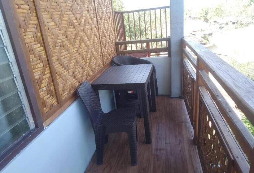 اتاق خانوادگی, Mischa S Hostel
